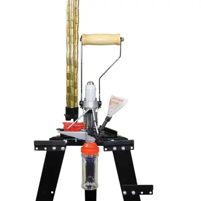 Lis Lee Deluxe Automatic Processing Press včetně odzápalkovací sady, univerzálního podavače nábojnic a podavače zápalek. Deluxe APP poskytuje stejné pohodlí při úpravě a formátování nábojnic, jaké lze najít u drahých progresivních přebíjecích lisů.